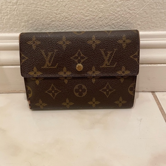 Louis Vuitton Wallet​​​ - Picture 1 of 15